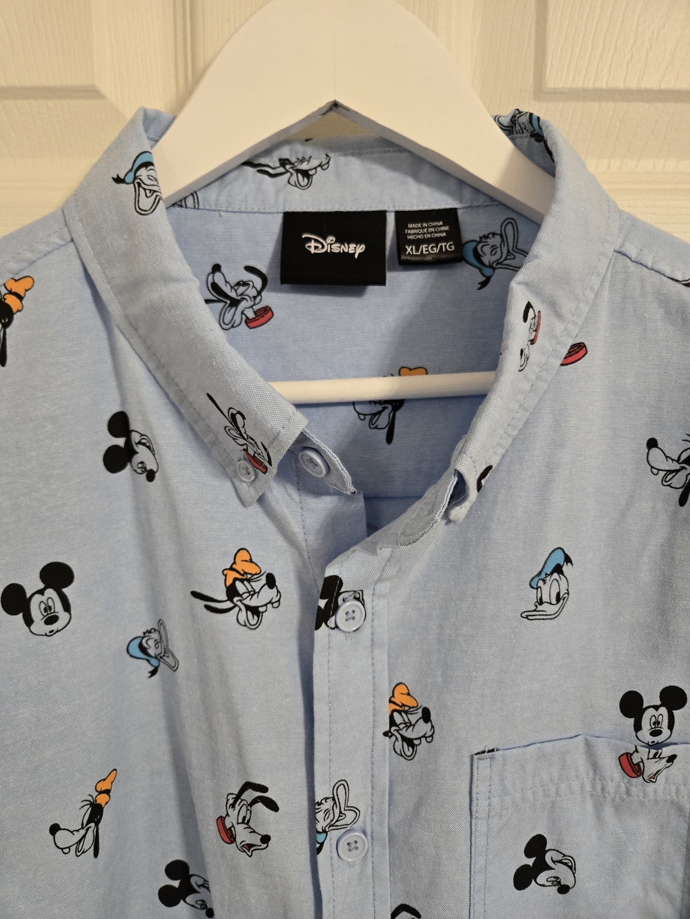 Disney Light Blue Short-Sleeve Button-Down with Mickey & Friends Print Size XL - Picture 4 of 8